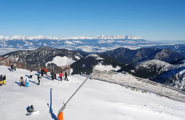 Skifahrer an einem sonnigen Tag auf dem Berg Chopok im Skigebiet Jasna. — Stockfoto