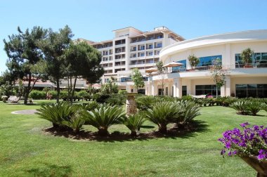 Yeşil çim görüntülemek ve yüksek sınıf otel bina mod.