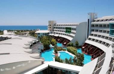 Orijinal binalar, havuz ve deniz lüks Tur görünümünü