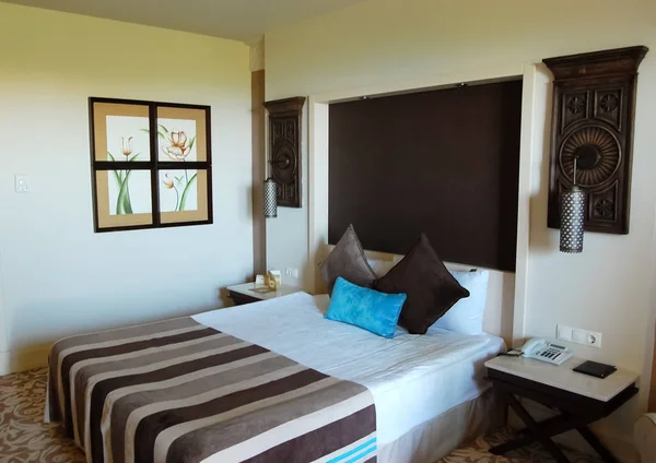 Внутренняя спальня в коричнево-бежевых тонах в роскошном отеле . — стоковое фото