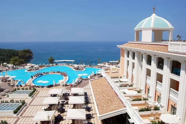 Panoramic view of the territory with a swimming pool and an orig — Stock Photo, Image