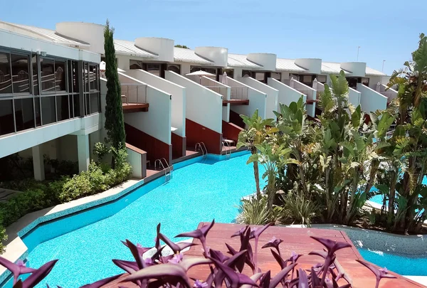 Blick auf die Villen und den Pool im türkischen Nobelhotel. — Stockfoto