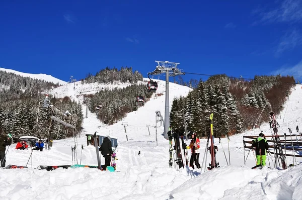 Sciatori, funivie e piste da neve sul lato sud del Monte Chop — Foto Stock