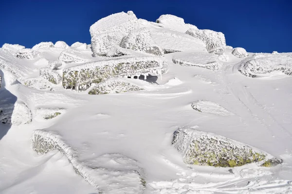 Pietre sotto la neve sulla cima del monte Chopok in Slova — Foto Stock