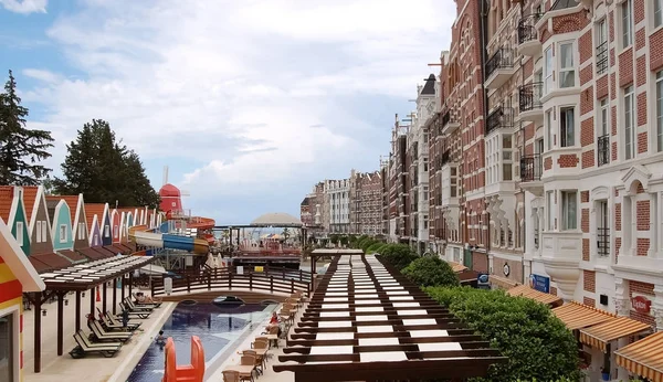 Vista a la calle con una piscina y edificios originales en un moder —  Fotos de Stock