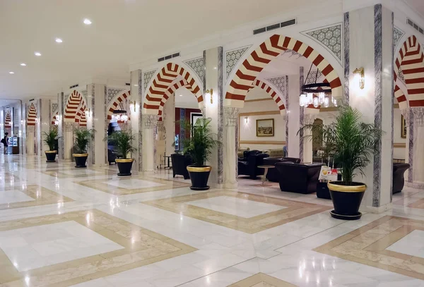 Vue de l'intérieur du hall en style oriental dans l'hôtel de luxe turc . — Photo