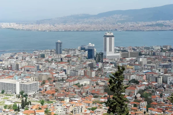 Panoramik manzaralı Körfezi ve şehir Izmir. — Stok fotoğraf