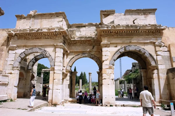 Vecchia porta monumentale di Augusto nell'antica città di Efeso . — Foto Stock