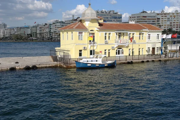 城市海湾的码头上的一座黄色建筑. — 图库照片
