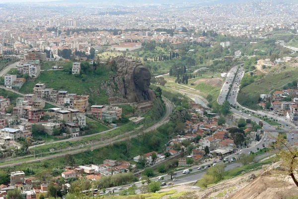 Vue panoramique de la grande ville d'Izmir depuis une haute colline . — Photo