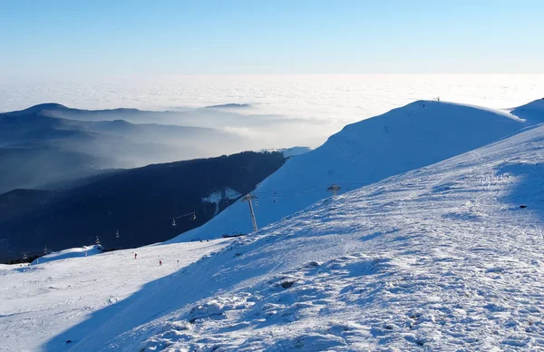 Nubes en las montañas de los Cárpatos y pistas de esquí en Sinaia — Foto de Stock