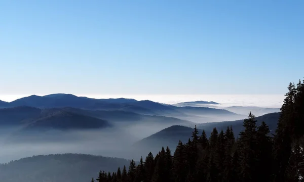 Vista panorámica de las montañas Cárpatos con nubes en la Ro —  Fotos de Stock