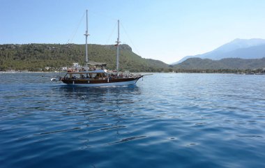 Kemer, Türkiye'de kıyı şeridi boyunca zevk yatta.