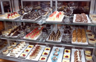 Çeşitli tatlılar ve pastalar Türkiye'de lüks otelden ile vitrin görünümünü.