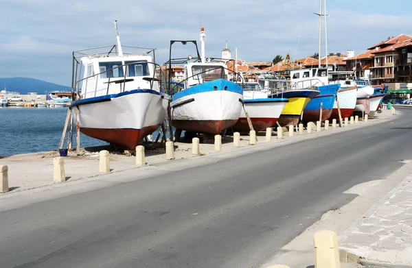 Antiguos barcos de pesca en el pequeño puerto . —  Fotos de Stock