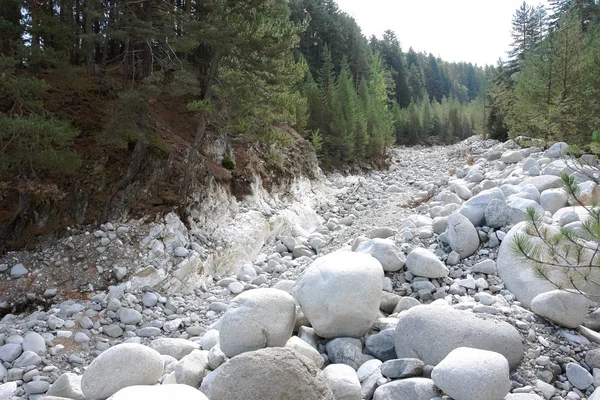 Cama de rio seca de um rio de montanha em Bansko . — Fotografia de Stock