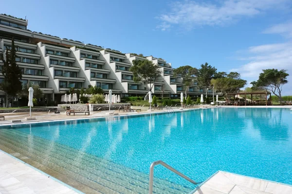 Vista para o edifício de um moderno hotel de luxo e uma grande piscina em Creece . — Fotografia de Stock