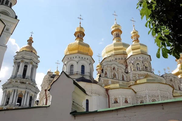 Vista das cúpulas douradas brilhantes da Lavra de Kiev-Pechersk . — Fotografia de Stock