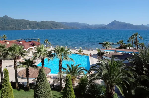 Piękny krajobraz z widokiem na zatokę, góry i basen w hotelu w Marmaris. — Zdjęcie stockowe