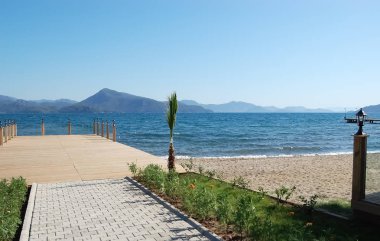 Plaj ve Marm bay dağda bir görünümünü iskelede