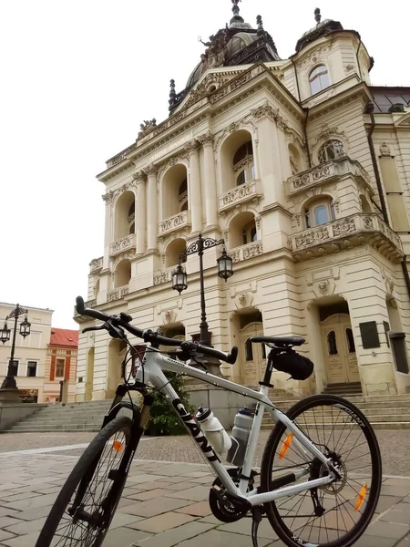 Kosice Eslovaquia Octubre 2019 Moderna Bicicleta Teatro Plaza Central Ciudad — Foto de Stock