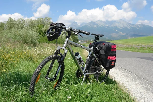 Turismo Bicicleta Carretera Vistas Panorámicas Montaña Los Altos Tatras Eslovaquia — Foto de Stock
