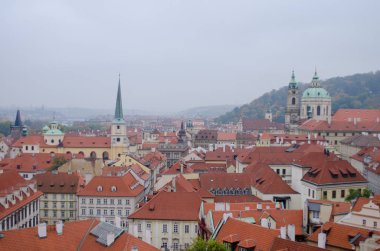 Kırmızı çatılar bakan Prag 