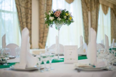 Uzun boylu çiçek Aranjman ile düğünler için tablo süslemeleri. Düğün konsepti