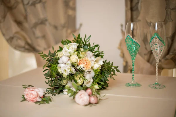 Ramo de la novia con ramas de pistacho, ramas de algodón y rosas blancas y dos flautas de champán pintadas a mano. Concepto de boda — Foto de Stock