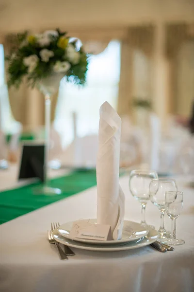 Las decoraciones de mesa para bodas con arreglo floral alto. Concepto de boda — Foto de Stock
