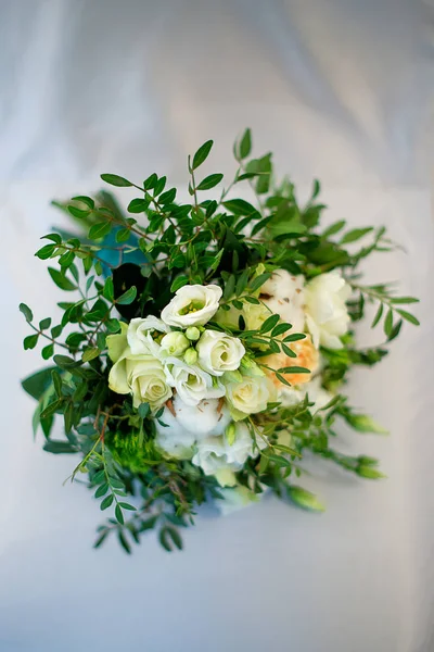 O buquê da noiva com ramos de pistache, ramos de algodão e rosas brancas em um fundo branco. Conceito de casamento — Fotografia de Stock