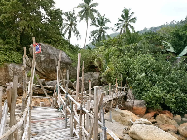 Der Weg der Planken auf den Felsen am Meer und der Dschungel-Hintergrund — Stockfoto