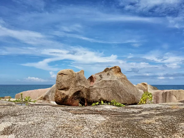 Камни против моря и неба с облаками. Самуи, Таиланд — стоковое фото