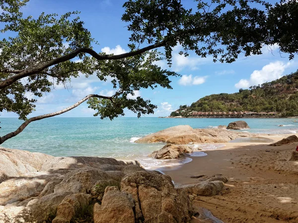 Písečné pobřeží azurové moře. Vlny a stromy. Koh Samui, Thajsko — Stock fotografie