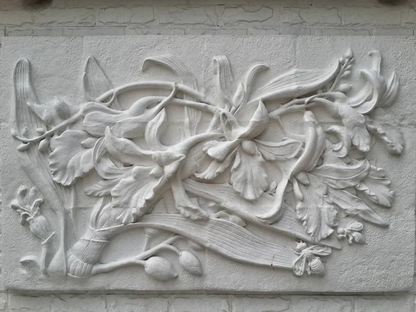 Wall bas-relief stucco in plaster, depicts flowers Lily. Bangkok, Thailand — Stock Image Wall bas-relief stucco in plaster, depicts flowers Lily. Bangkok, Thailand Stock Picture