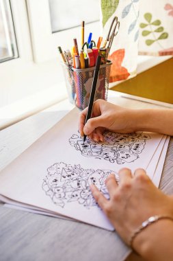 Çizim işlemi bir kalemle doodles. Antistress çizim, boyama