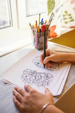 Çizim işlemi bir kalemle doodles. Antistress çizim, boyama