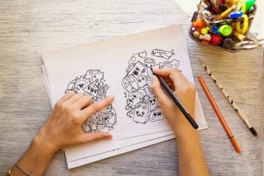 Çizim işlemi bir kalemle doodles. Antistress çizim, boyama. Üstten Görünüm