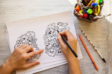 Çizim işlemi bir kalemle doodles. Antistress çizim, boyama. Üstten Görünüm