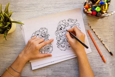 Çizim işlemi bir kalemle doodles. Antistress çizim, boyama. Üstten Görünüm