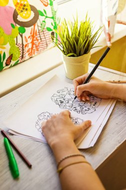 Çizim işlemi bir kalemle doodles. Antistress çizim, boyama