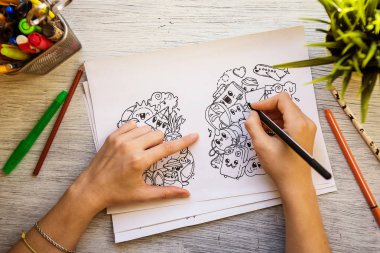 Çizim işlemi bir kalemle doodles. Antistress çizim, boyama. Üstten Görünüm
