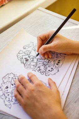 Çizim işlemi bir kalemle doodles. Antistress çizim, boyama