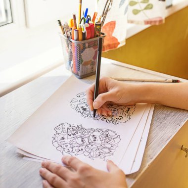 Çizim işlemi bir kalemle doodles. Antistress çizim, boyama