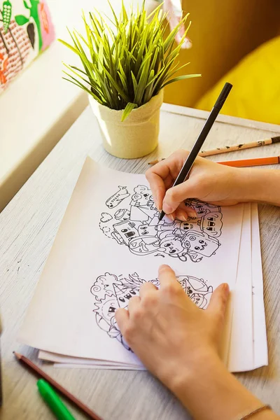 Çizim işlemi bir kalemle doodles. Antistress çizim, boyama