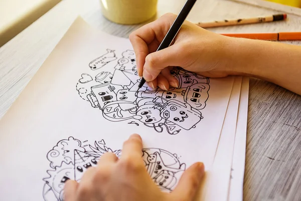 stock image The process of drawing doodles with a pen. Antistress drawing, painting