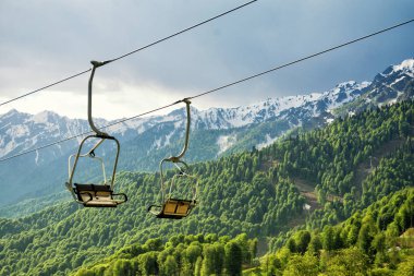 Toplam dağlarda arka planda bir gölgelik telesiyej