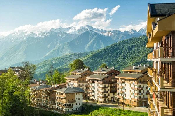 Dağ Yaz Olimpiyat Köyü. Rosa Khutor, Sochi. Güneş 