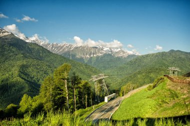 Dağlarda yaz arasında yol. Rosa Khutor, Adler