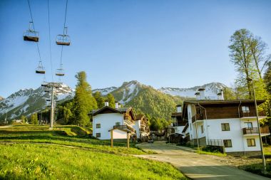 Bir gölgelik telesiyej ve dağ dağlar sabah evi. Rosa Khutor 